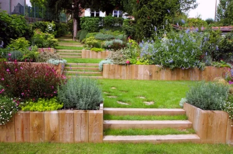 Cr&eacute;ation de bacs et terrasses am&eacute;nagement paysager au bord du lac d'Annecy entreprise Mont Jardin &agrave; Th&ocirc;nes, dans les Aravis et bassin ann&eacute;cien